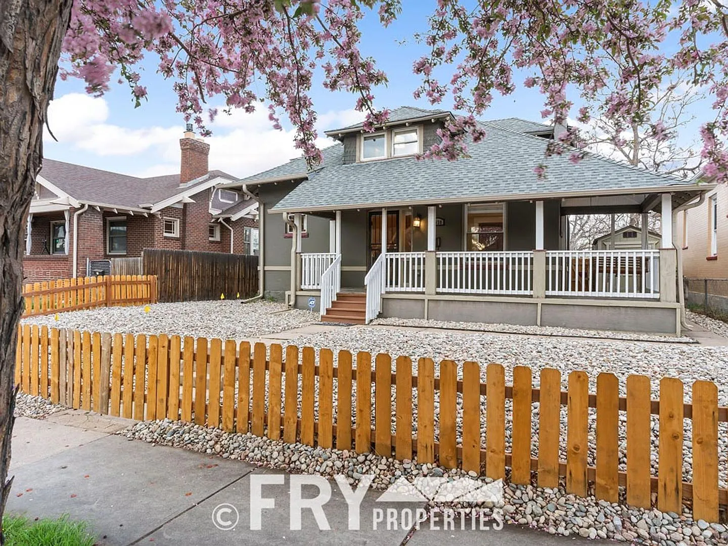 Remodeled Highlands Bungalow in Prime Location — Photo 3