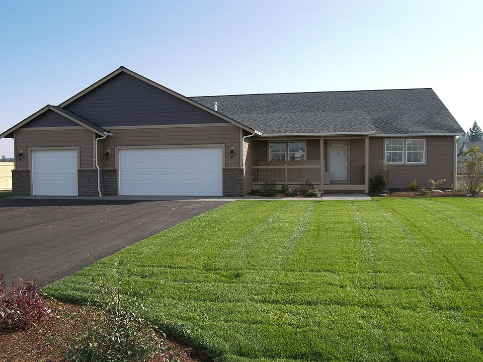 covered front porch/3 car garage
