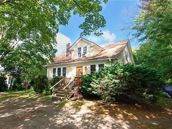 3rd image of 556 E Main Rd