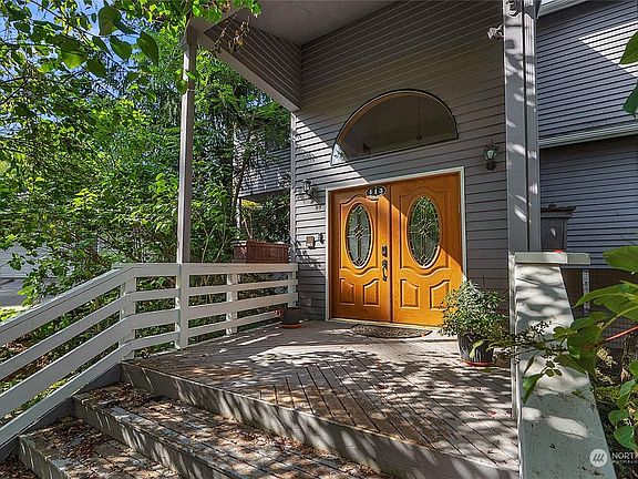 5th image of 413 Merritt Ave NE