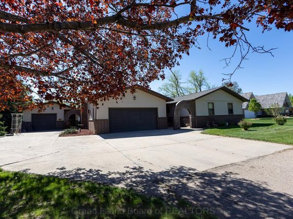 327 Pheasant Dr, Grand Island, NE 68801