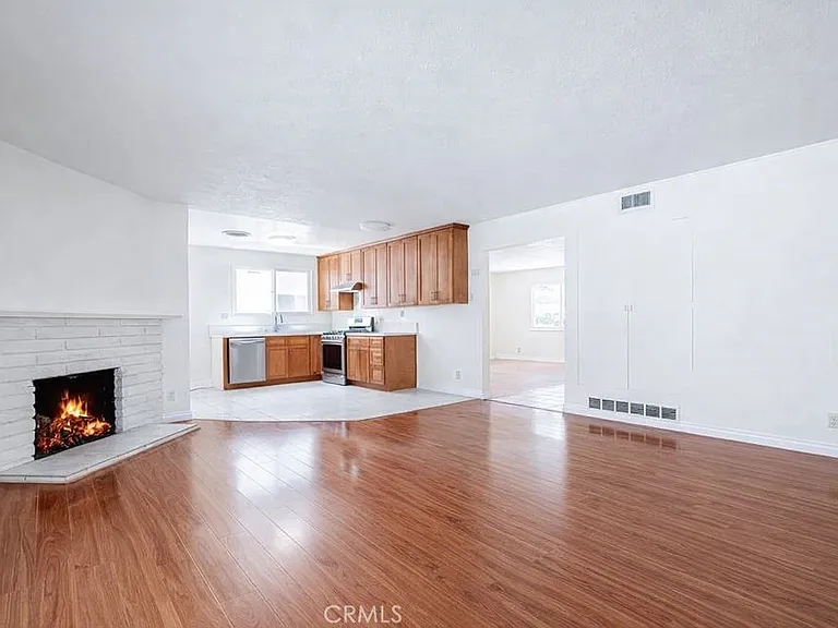 24033 Welby Way — Photo 4