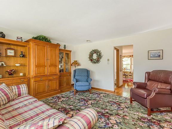 5th image of 12 Loret Ln