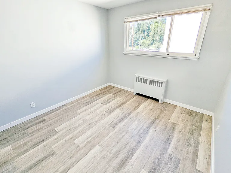 1601 Queensway — Photo 10