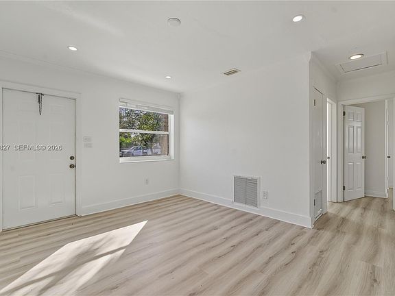 4th image of 881 NW 34th Ave