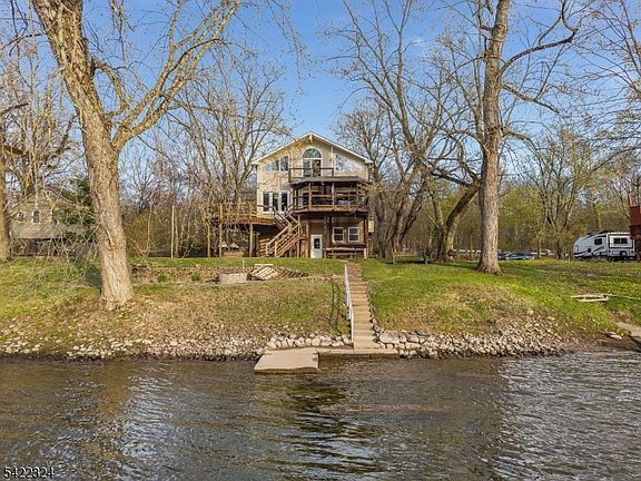 3rd image of 9 Riveredge Ln