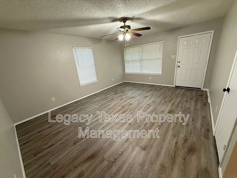 2 bed, 1.0 bath, 950 sqft, $1,350 — Photo 2