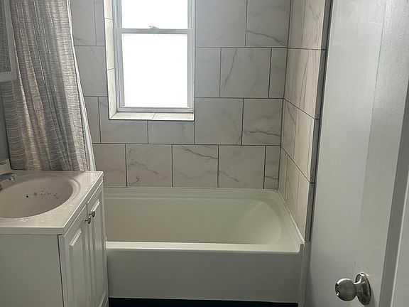 5th image of 17568-70 S Lake Shore Blvd #11