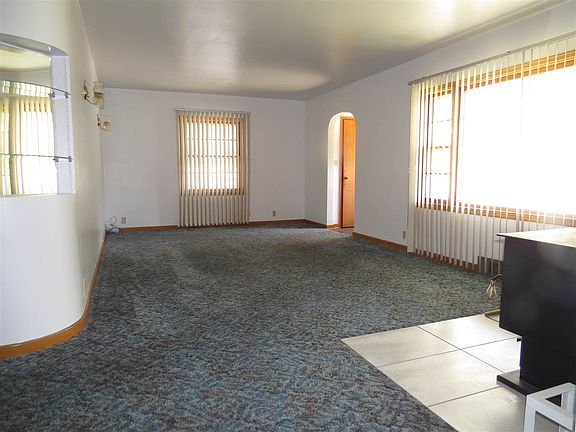 4th image of 703 D Ave