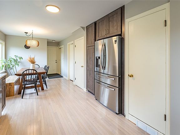 5th image of 75 Pickwick Dr