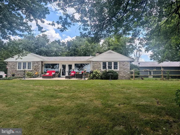 438 Forest Ln, Shoemakersville, PA 19555