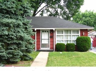 9008 S Corcoran Rd, Oak Lawn, IL 60456