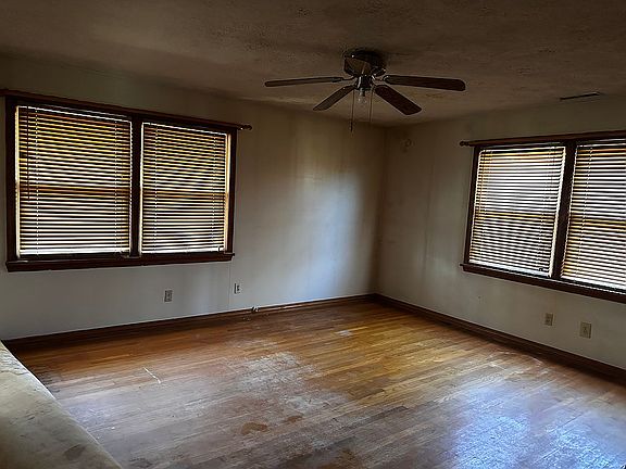 3rd image of 306 Elton Dr