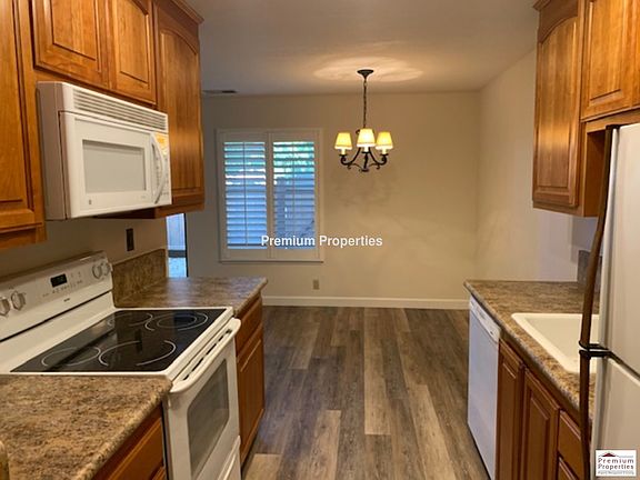 2nd image of 605 Center Ave