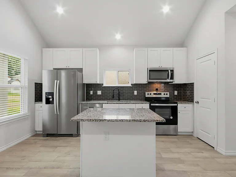 16902 Balmoral — Photo 8
