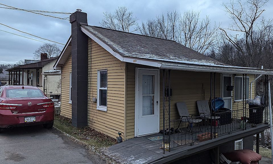 1st image of 417 1/2 Valley St
