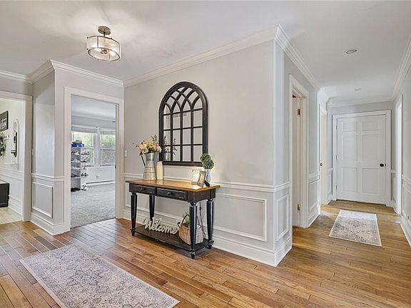 5th image of 829 S College St