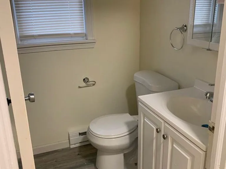 539B Burnside Ave #B2 — Photo 11