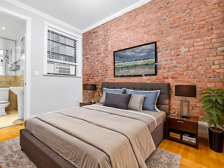 127 E 7th St #4C — Photo 2