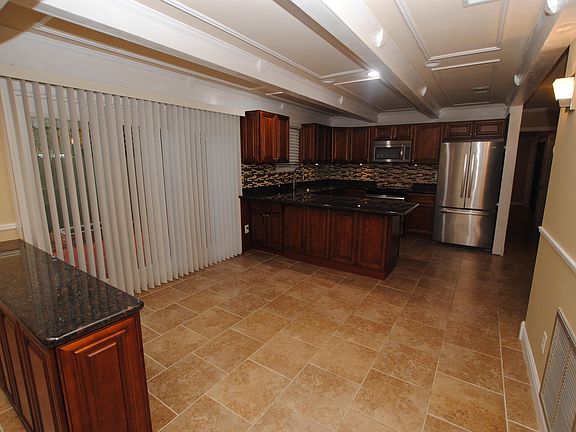 5th image of 6613 Wellington Place Ln