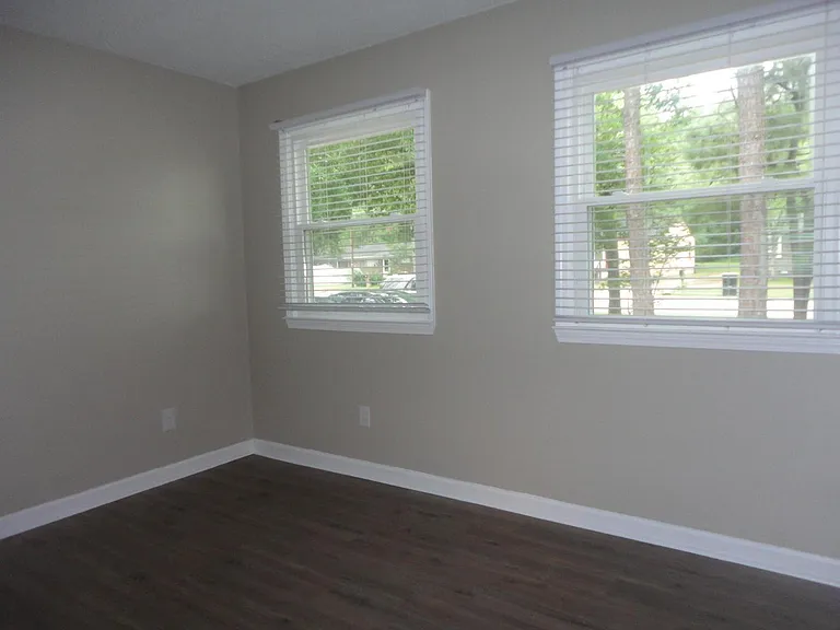 137 W Barbee St — Photo 6