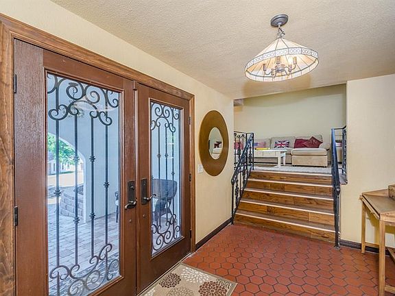 5th image of 1025 Lakeview Dr