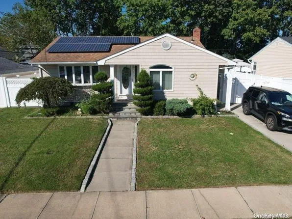 3 Cornell Avenue, Hicksville, NY 11801