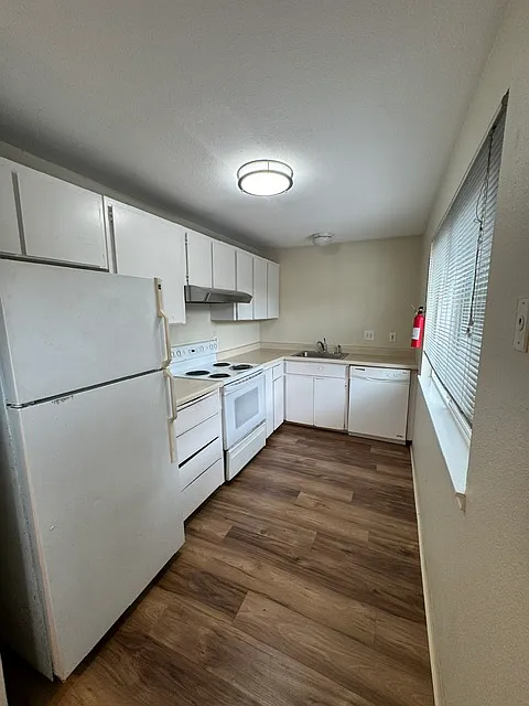 3 bed, 1250 sqft, $1,995 — Photo 2