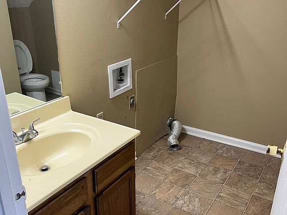 5th image of 337 Churchill Dr APT 3