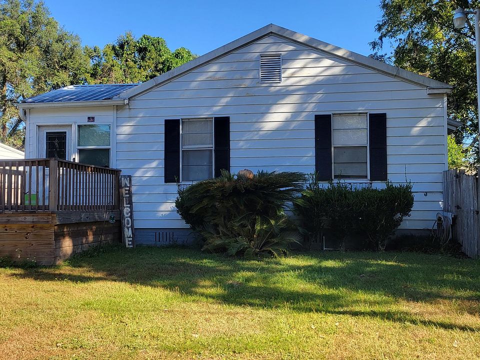 Front view of property