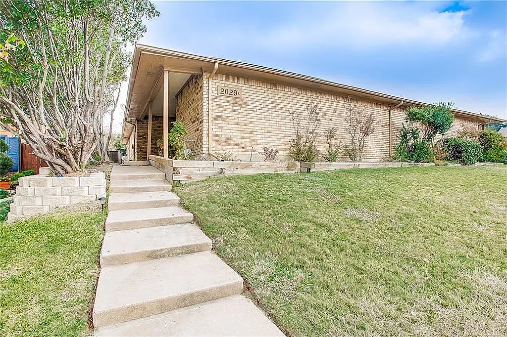 3 bed, 1600 sqft, $2,300 — Photo 2