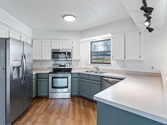 4th image of 2 Donington Cir