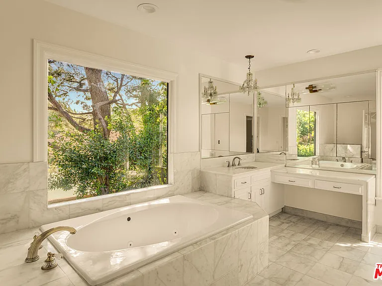 353 N Gunston Dr — Photo 22