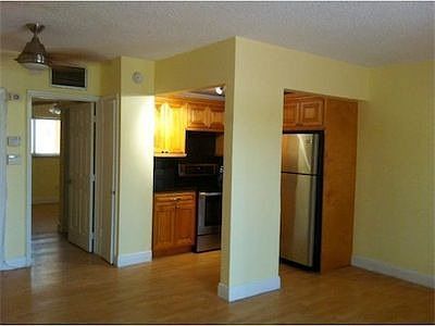 3rd image of 926 Michigan Ave APT 2