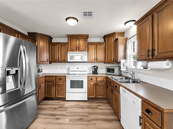 5th image of 511 Dewberry Ln