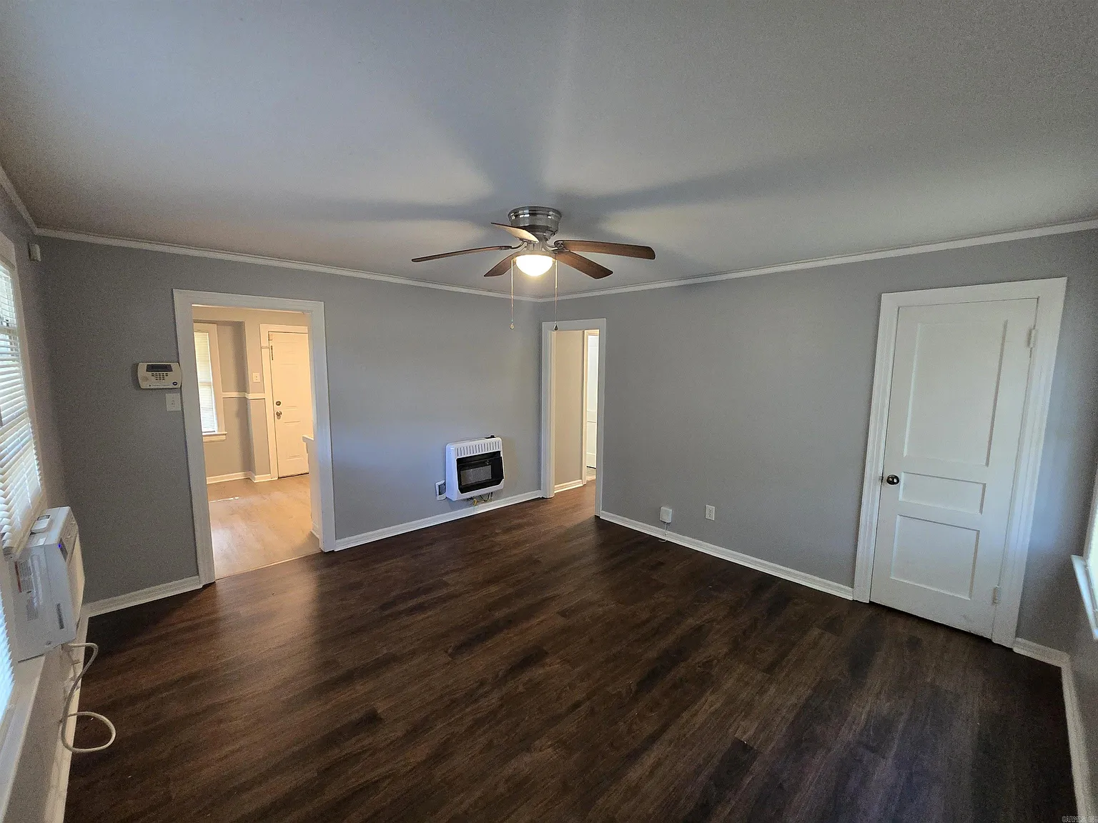 3 bed, 1.0 bath, 890 sqft, $850 — Photo 2