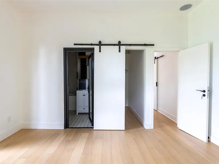 2945 Moss St — Photo 30