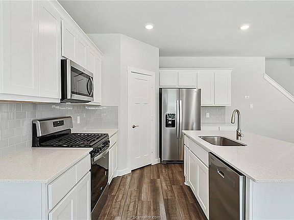 5th image of 919 Lady Bird Ln