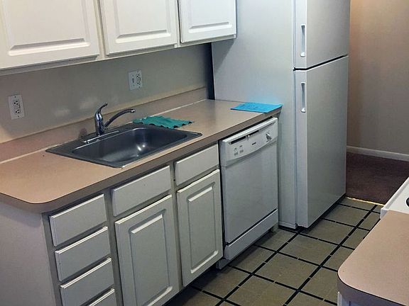 5th image of 412 Wayzata Blvd E APT 103