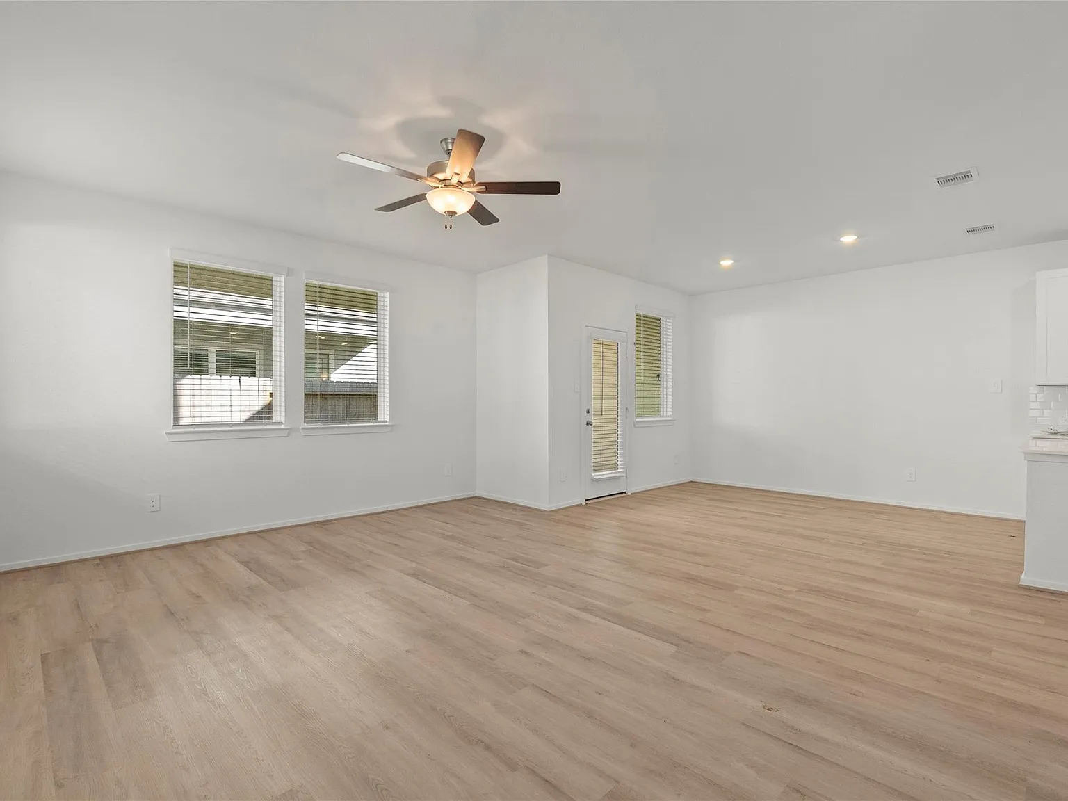 3 bed, 2.5 bath, 1727 sqft, $2,450 — Photo 4