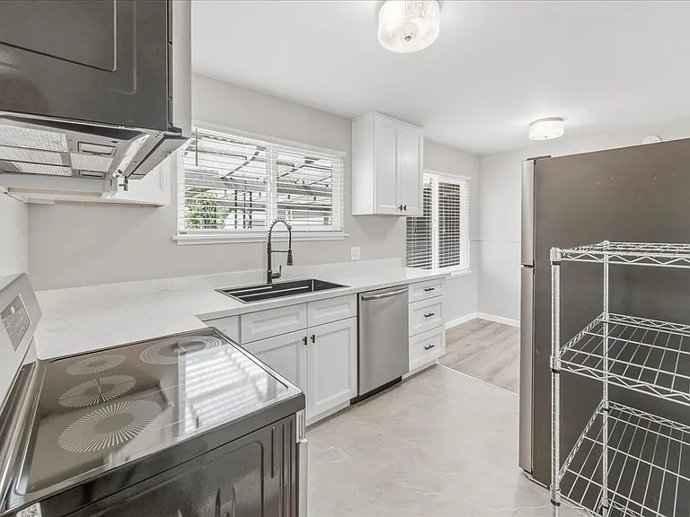 360 E Dartmouth St — Photo 7