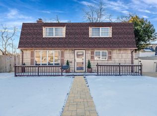 38 E Gate Ln, Copiague, NY 11726