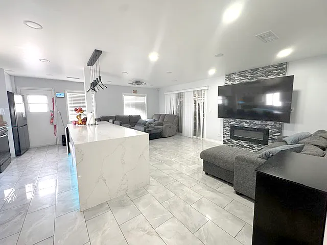 4 bed, 1267 sqft, $3,995 — Photo 3