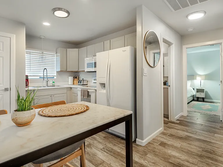 204 Richmond Dr SE #B — Photo 3