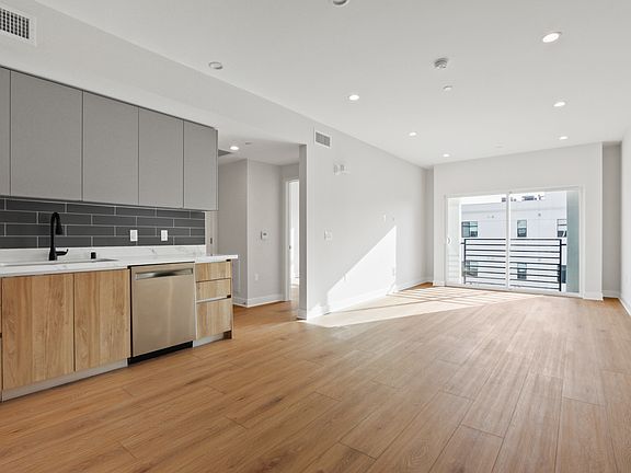 3rd image of 1530 S Hayworth Ave #302