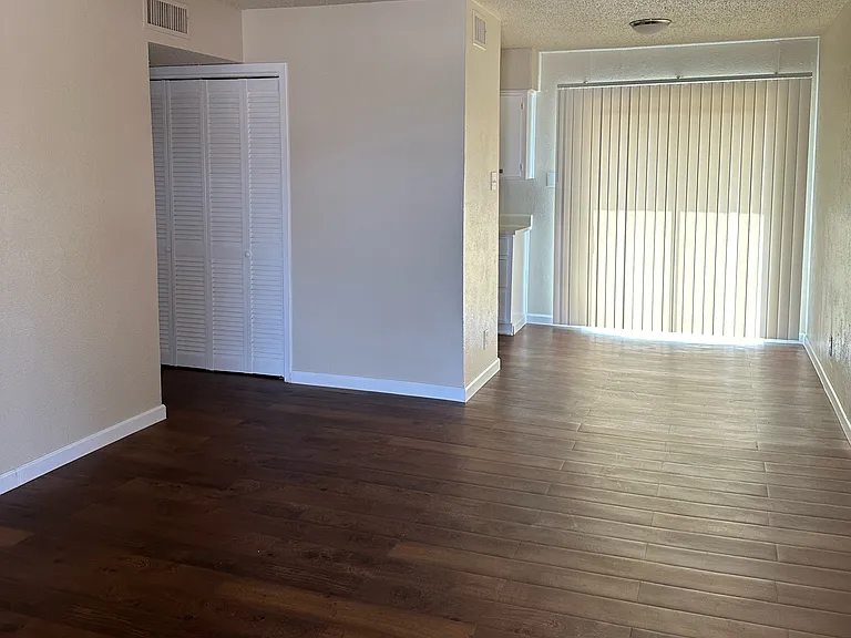 Las Brisas Apartments — Photo 10