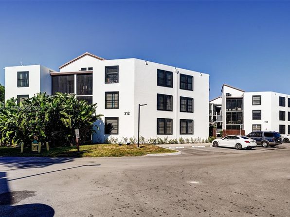 212 Lake Pointe Dr #207