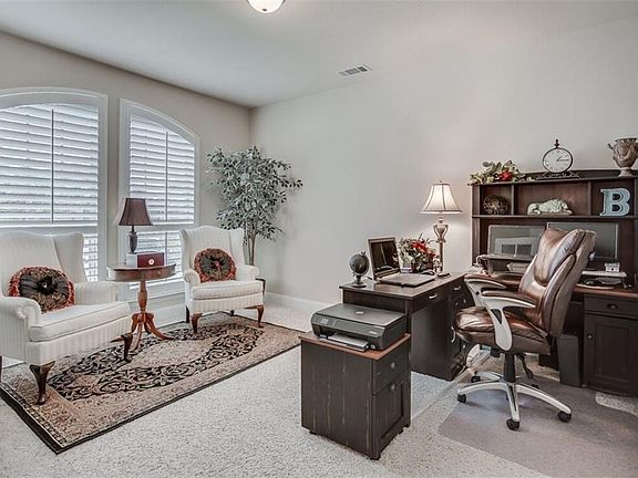 4th image of 3419 Hawthorn Ln