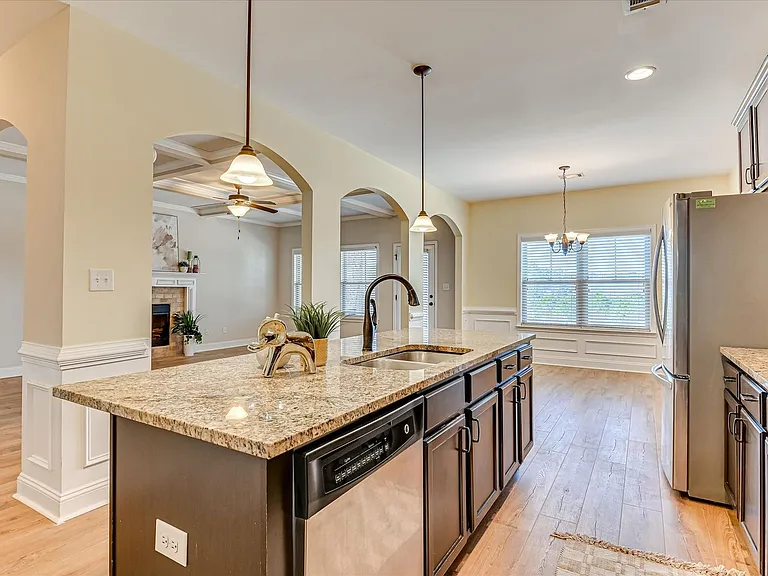 406 Saterlee Ct — Photo 17