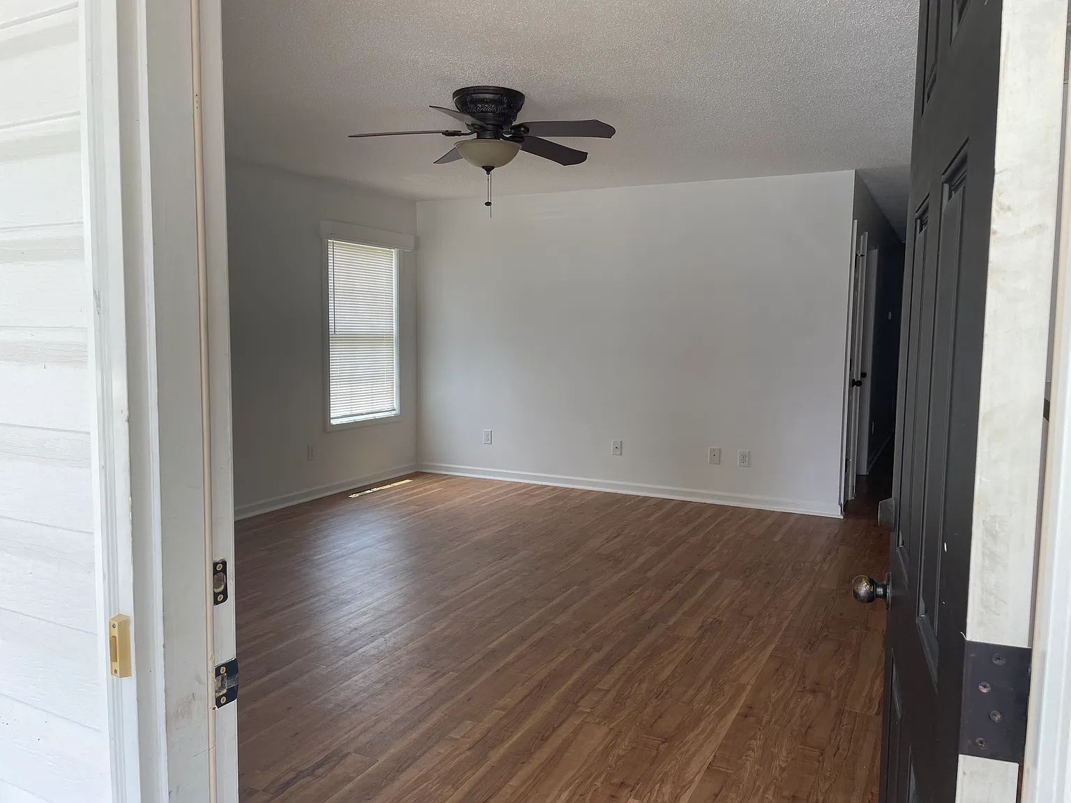 4 bed, 1500 sqft, $4,400 — Photo 2